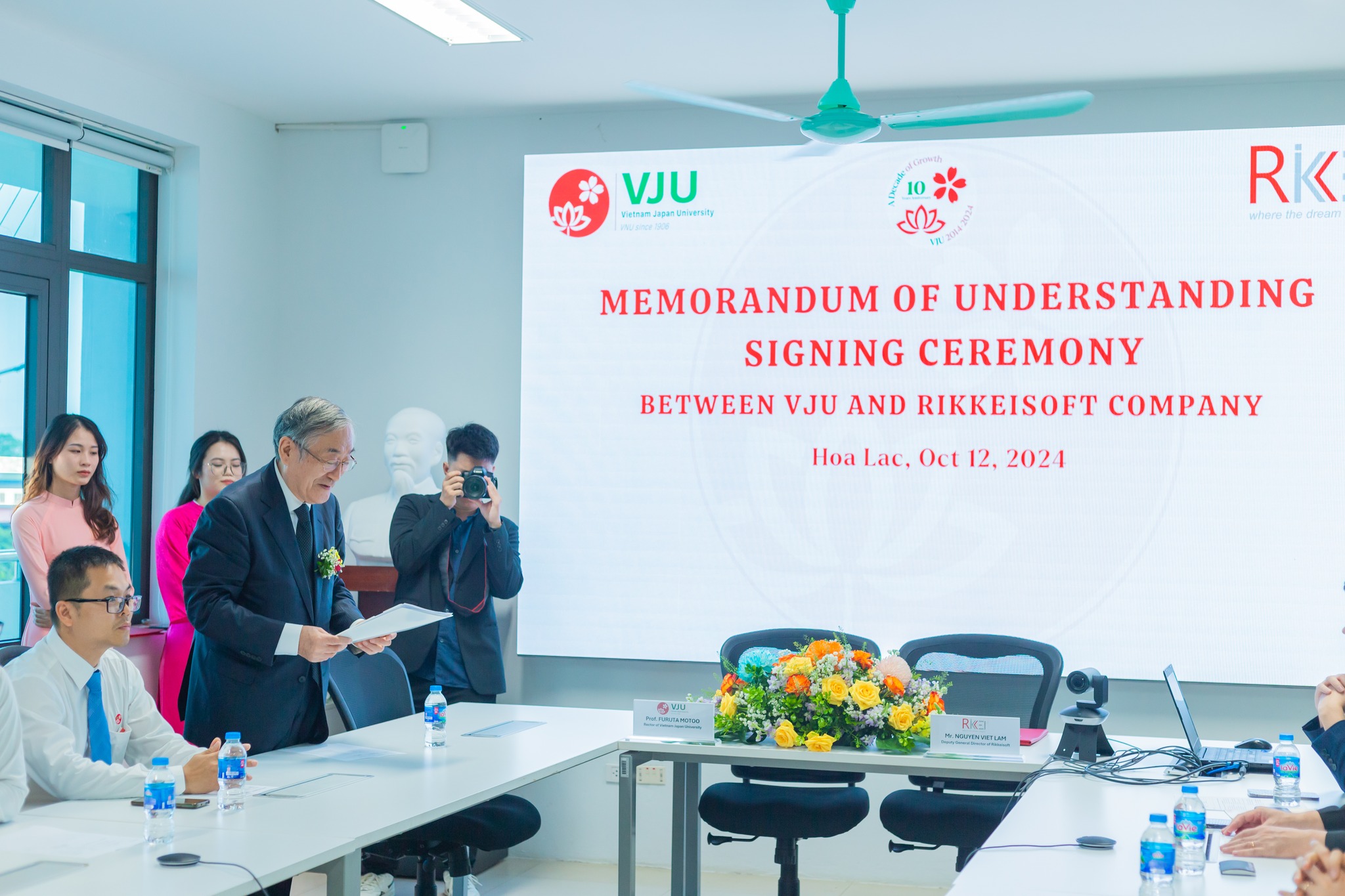 Gs. Furuta Motoo Hiệu Trưởng Trường Đại Học Việt Nhật Bày Tỏ Sự Vui Mừng Khi Chứng Kiến Sự Hợp Tác Giữa Nhà Trường Và Rikkeisoft.